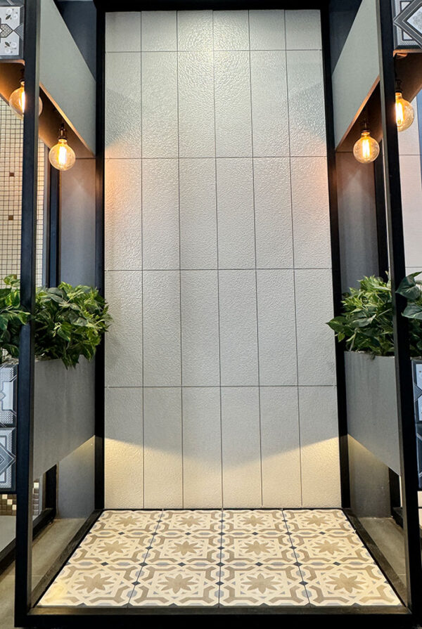 کاشی سفید دیوار پاریس